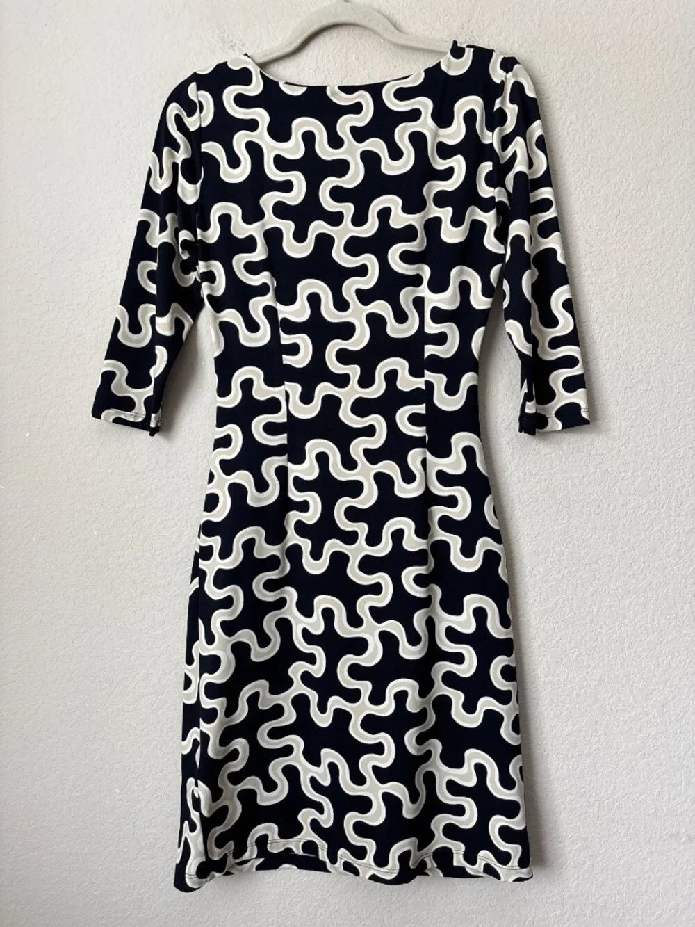 J. McLaughlin Catalina Cloth Flattering Ruched Side Sheath Dress - Picture 7 of 8